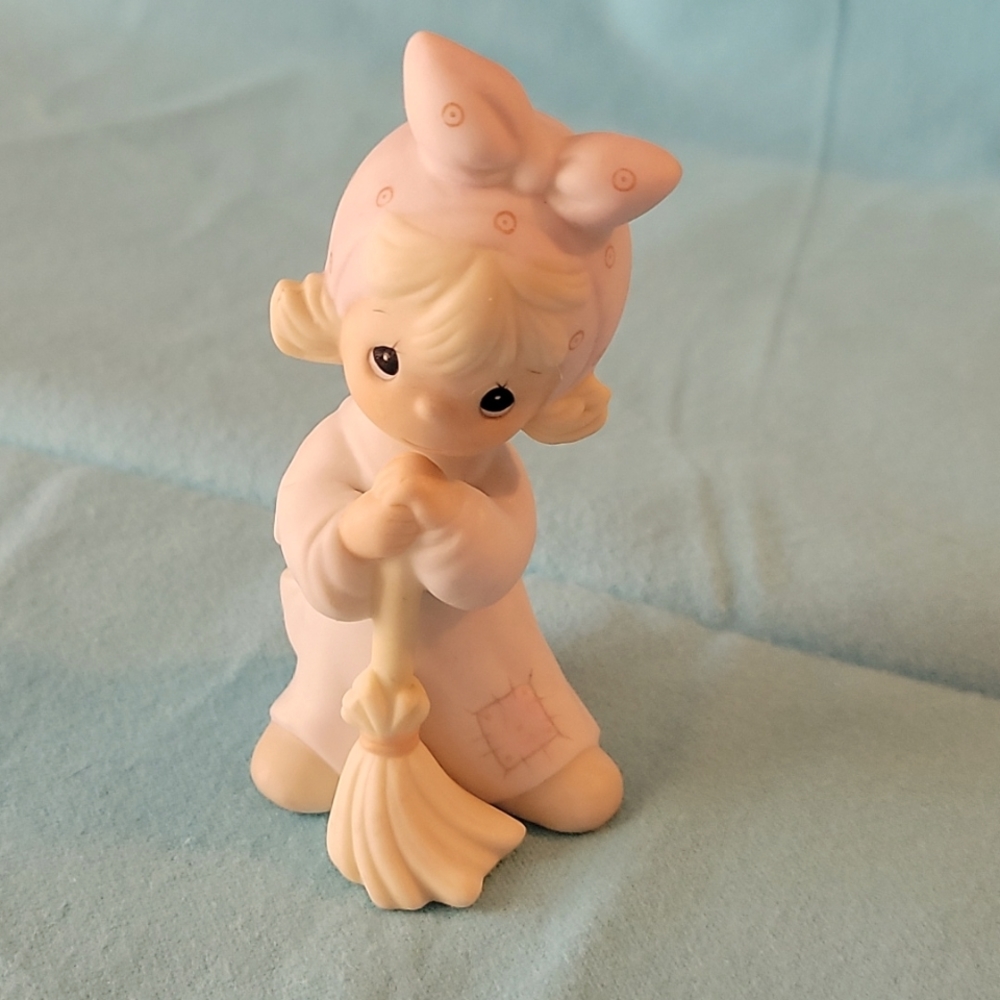 Vintage Precious Moments "Isn't He Precious?" 522988
